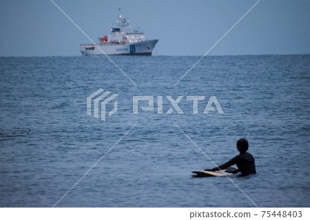 等待黎明時分的海浪和巡邏艇 等待黎明時分的海浪和巡邏艇 75448403