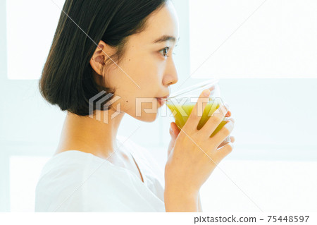 Women who drink smoothies 75448597