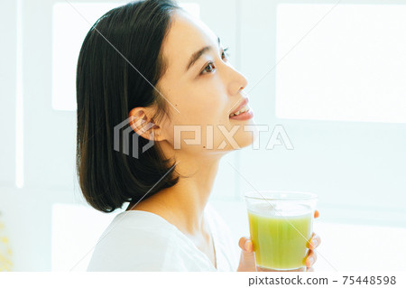 Women who drink smoothies Women who drink smoothies 75448598