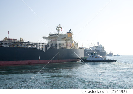 浮島石油綜合體停泊的油輪視圖 浮島石油綜合體停泊的油輪視圖 75449231