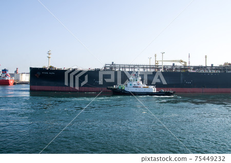 浮島石油綜合體停泊的油輪視圖 浮島石油綜合體停泊的油輪視圖 75449232