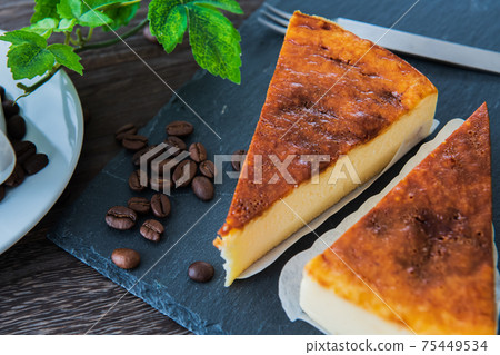 芝士蛋糕特寫黑色背景材料 芝士蛋糕特寫黑色背景材料 75449534