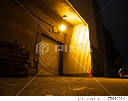Light of the warehouse in the port at night Light of the warehouse in the port at night 75450924