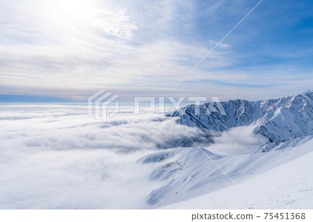 Climbing scenery of Mt. Karamatsu in the snow [Nagano Prefecture] 75451368