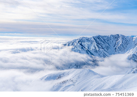 Climbing scenery of Mt. Karamatsu in the snow [Nagano Prefecture] 75451369