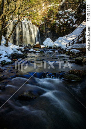 Tatsuzawafudo Falls in the thaw 75451423