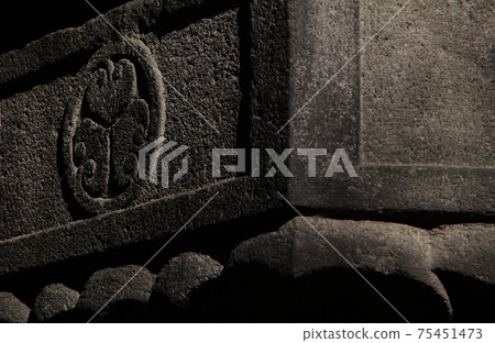 Ueno Toshogu Shrine ・ The Tokugawa family crest Mitsuha Aoi carved on the middle platform that supports the stone lantern 75451473
