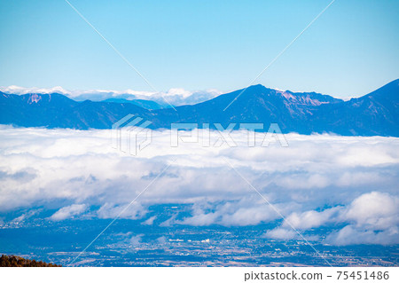 八岳和從白馬之池高見石看到的雲海[長野縣] 75451486