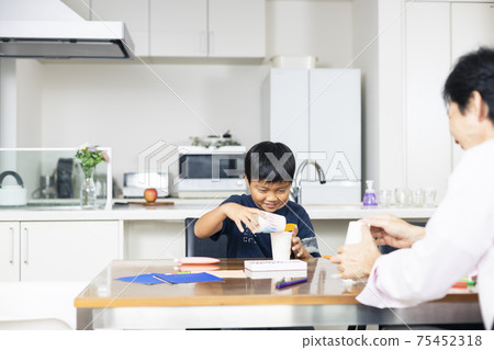 Elementary school parent and child work Elementary school parent and child work 75452318