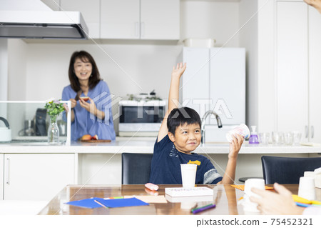 Elementary school parent and child work 75452321