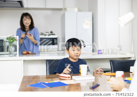 Elementary school parent and child work Elementary school parent and child work 75452322