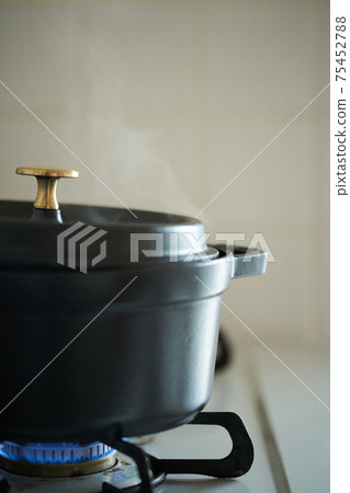 Stew the dish in a Western-style pot 75452788