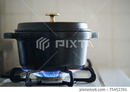 Stew the dish in a Western-style pot 75452791