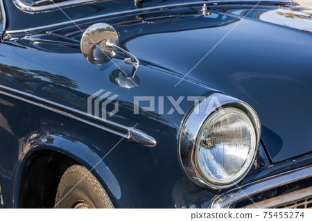 Headlight of the old car 75455274