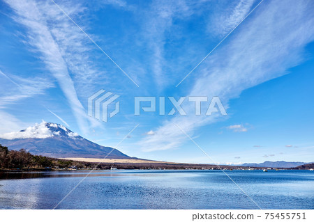 山梨縣山中湖村,日落時分,從the座天文台附近的湖畔,可以看到冬季和十二月降雪很少的富士山。 山梨縣山中湖村,日落時分,從the座天文台附近的湖畔,可以看到冬季和十二月降雪很少的富士山。 75455751