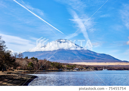 Yamanakako Village, Yamanashi Prefecture, where you can see Mt. Fuji, which has little snowfall in winter and December, from the lakeside near the Nagisa Observatory at sunset. Yamanakako Village, Yamanashi Prefecture, where you can see Mt. Fuji, which has little snowfall in winter and December, from the lakeside near the Nagisa Observatory at sunset. 75455754