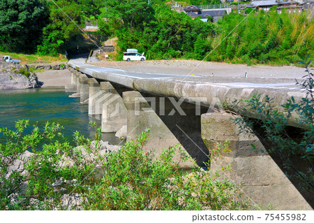 四萬十市，高知縣長尾潛水橋，長橋潛水橋，四萬十河（5），由於露營和劃獨木舟，夏季遊客眾多 75455982