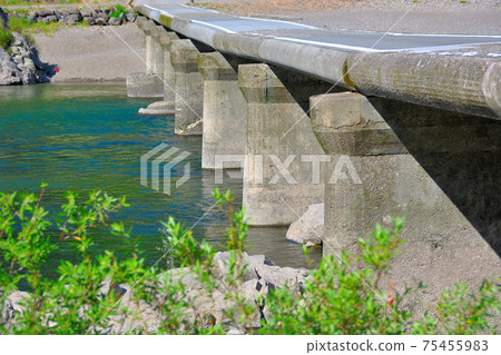 四萬十市高知縣長尾潛水橋，長橋潛水橋四萬十河（6），由於露營和劃獨木舟，夏季到處都是遊客 75455983