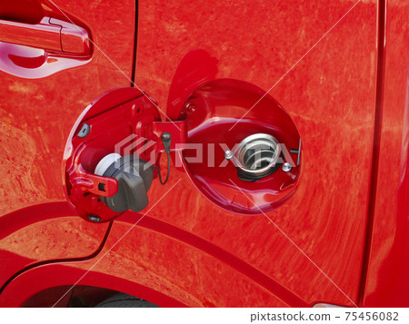 Refueling port with the fuel cap closed 75456082