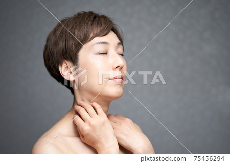 日本中年女人在乎她的脖子 75456294