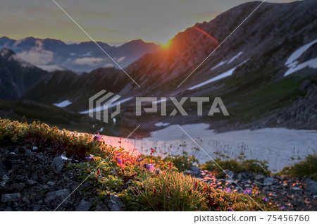 The dawn of the Northern Alps seen from Mt. The dawn of the Northern Alps seen from Mt. 75456760