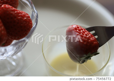 草莓和煉乳一起吃 75456772