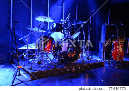 單身公寓，現場，樂隊 75456773