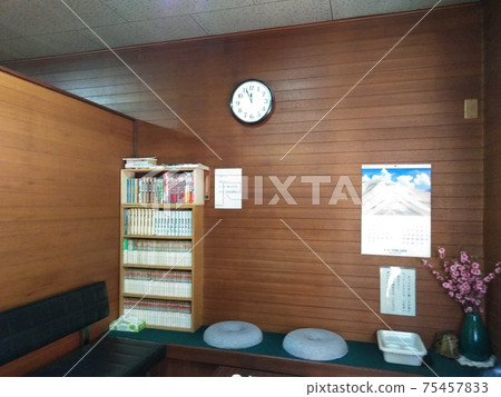 waiting room 75457833