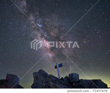 Tateyama mountain range, the gorgeous Milky Way over the mountaintop sign of Ken Gozenyama 75457879