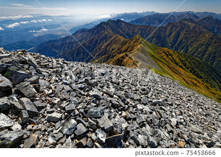 從鹿島屋立嶽山頂眺望岩石坡道,治賀岳和Harinoki山 從鹿島屋立嶽山頂眺望岩石坡道,治賀岳和Harinoki山 75458666