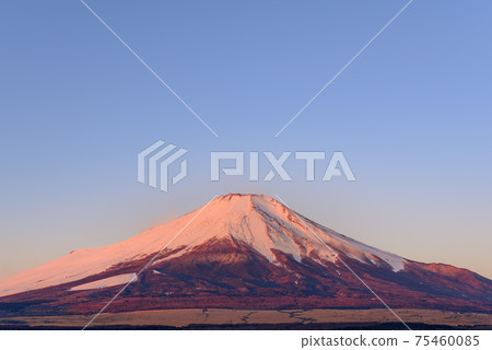 清晨的紅富士和晴朗的天空 清晨的紅富士和晴朗的天空 75460085