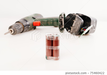 Replacing the battery pack in the screwdriver with new ones. battery assembly Replacing the battery pack in the screwdriver with new ones. battery assembly 75460422