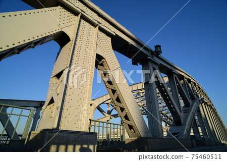 白石橋,投射附近建築物的陰影 白石橋,投射附近建築物的陰影 75460511