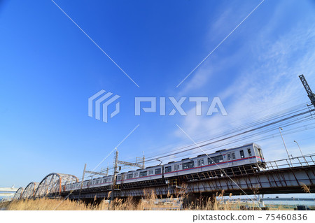 Keisei Electric Railway 3500 series crossing a winter-dead railway bridge 75460836