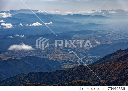 鹿島八岳頂的八岳，富士山，南阿爾卑斯山和安zu野市鎮景觀 75460886