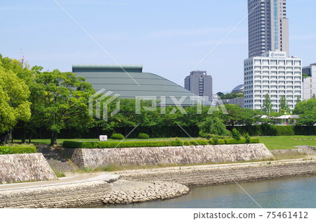 在廣島縣大田河兩岸的建築物的視圖 在廣島縣大田河兩岸的建築物的視圖 75461412