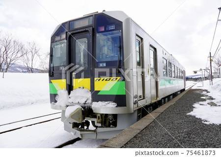 H100系列火車在Mena站下車 H100系列火車在Mena站下車 75461873