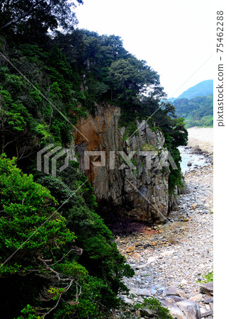 Hakusan Cave, Cape Ashizuri, a huge cave overlooking from the stairs of the promenade down to the coast, Tosashimizu City, Kochi (1) Hakusan Cave, Cape Ashizuri, a huge cave overlooking from the stairs of the promenade down to the coast, Tosashimizu City, Kochi (1) 75462288