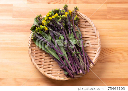 Red peppers Red peppers 75463103