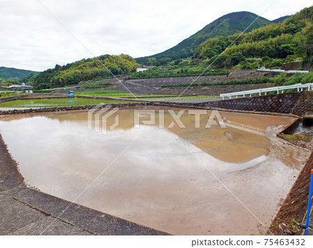 熊本的水稻梯田和田野和磚石建築(在岩峰山腳下,岩手觀音巴士站附近) 熊本的水稻梯田和田野和磚石建築(在岩峰山腳下,岩手觀音巴士站附近) 75463432