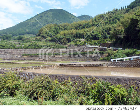 熊本的水稻梯田和田野和磚石建築(在岩峰山腳下,岩手觀音巴士站附近) 熊本的水稻梯田和田野和磚石建築(在岩峰山腳下,岩手觀音巴士站附近) 75463437