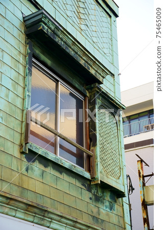 銅板建築的外牆覆蓋著銅綠 75465009