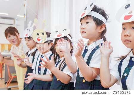 Children and nursery teachers practicing the recital Children and nursery teachers practicing the recital 75465171