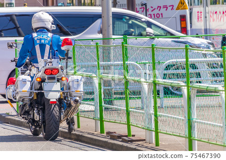 A police officer under control 75467390