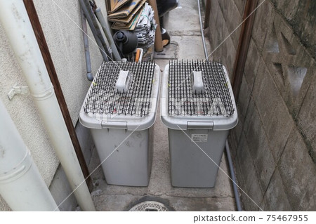 Cat repellent sheet installed in the trash can Cat repellent sheet installed in the trash can 75467955