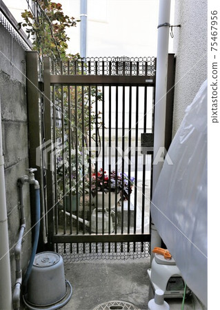 Cat repellent sheet installed at the gate of the door 75467956