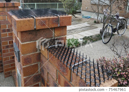 Cat repellent sheet installed on the gatepost 75467961