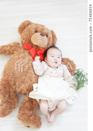 Plush toy and baby 75469854