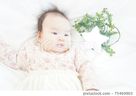 Baby taking a commemorative photo 75469903