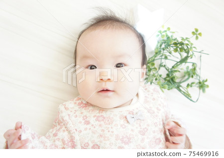 Baby taking a commemorative photo 75469916